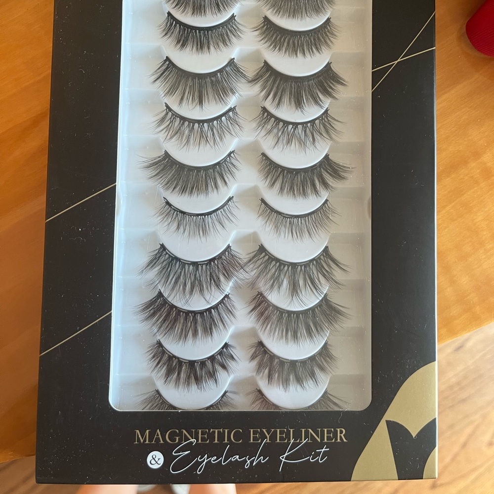 Magnetic eyelashes kit, 10 pc eyelashes and eyeliner kit. By beyelian. New